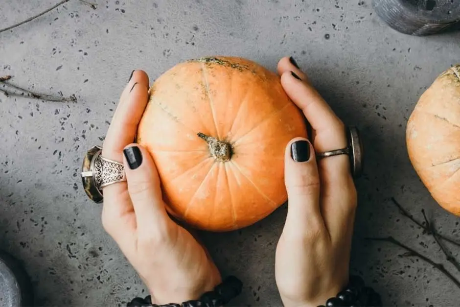 Halloweeni tradíciók és látványos körmös ötletek!